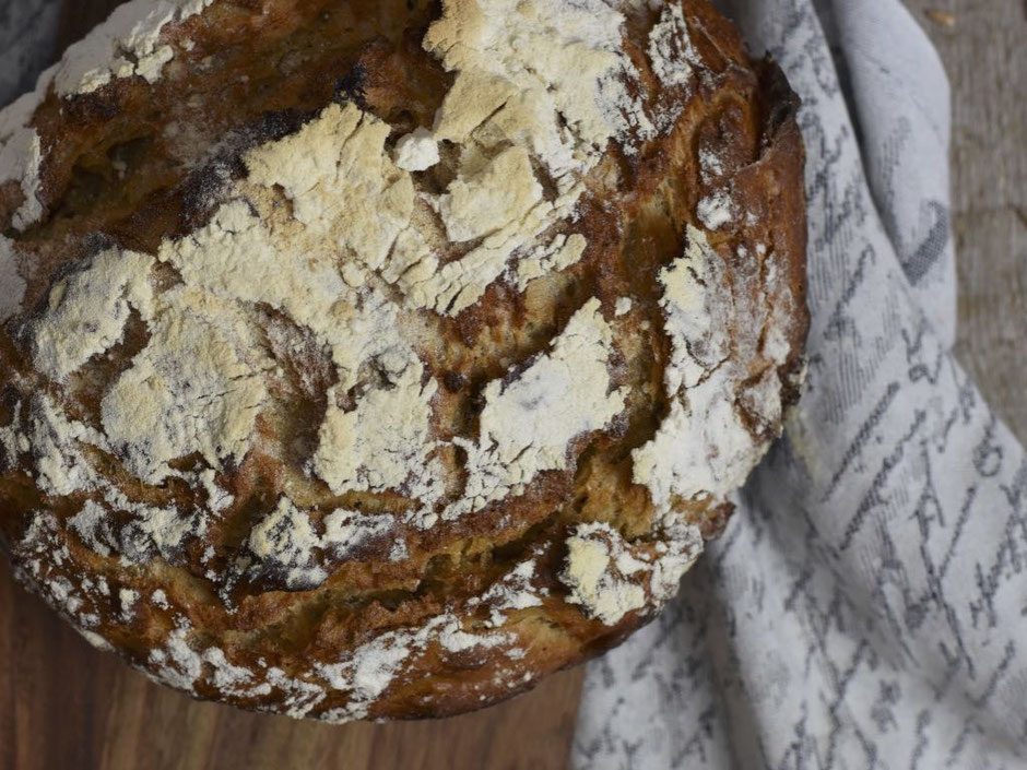 EINFACHES BROT MIT HEFE