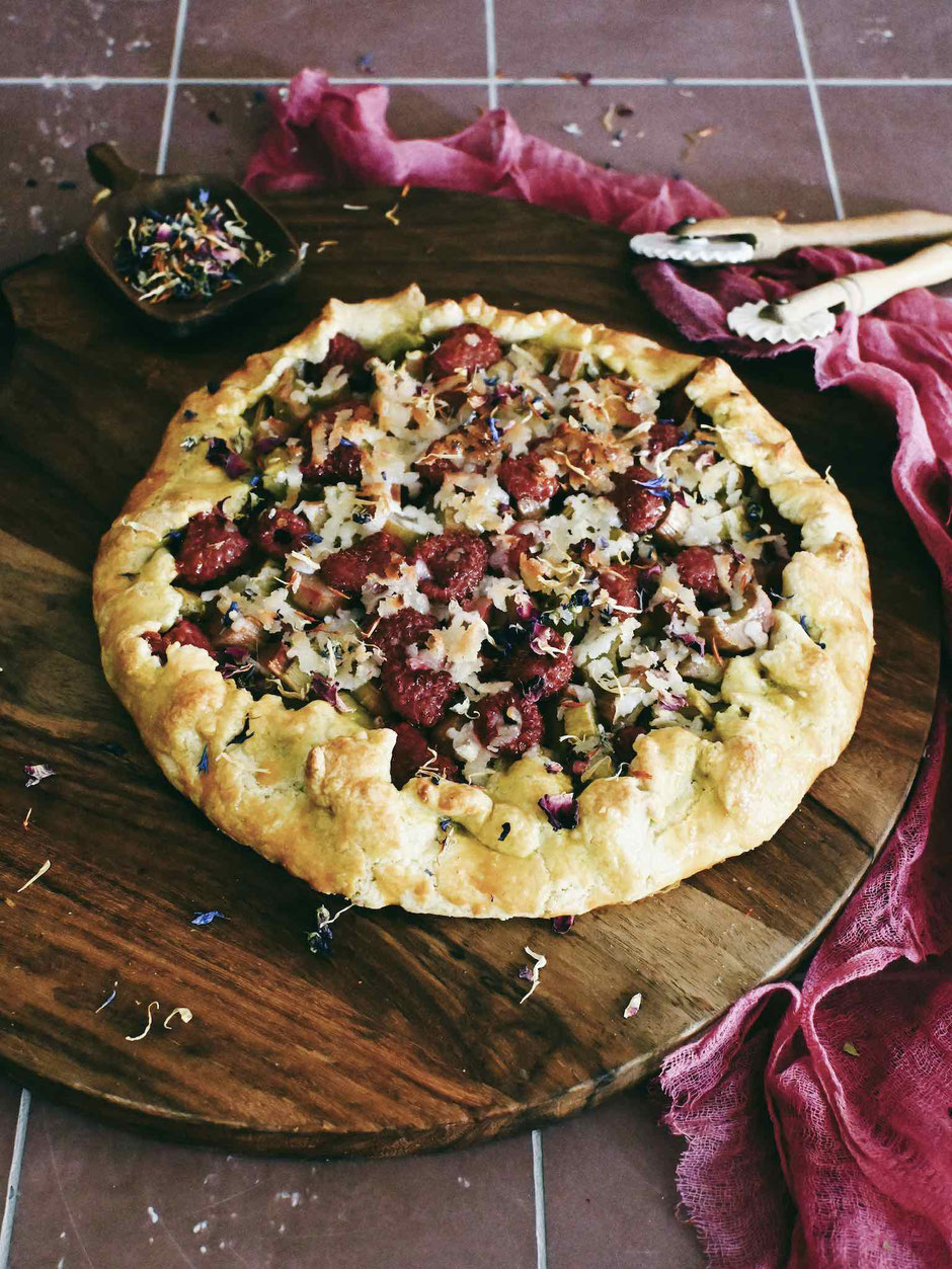 HIMBEER-RHABARBER-GALETTE MIT MARZIPAN