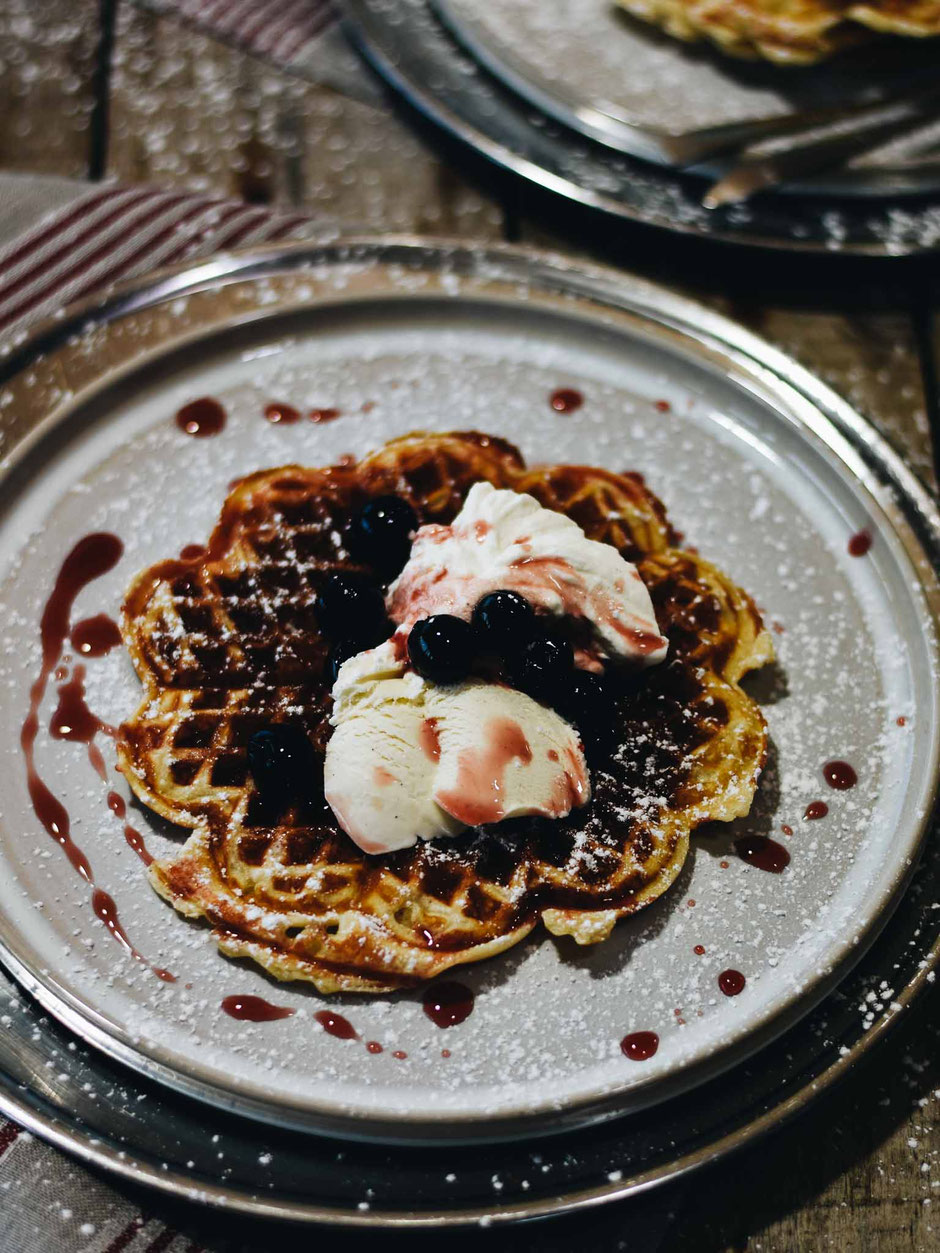 HERZWAFFELN MIT AMARENAKIRSCHEN