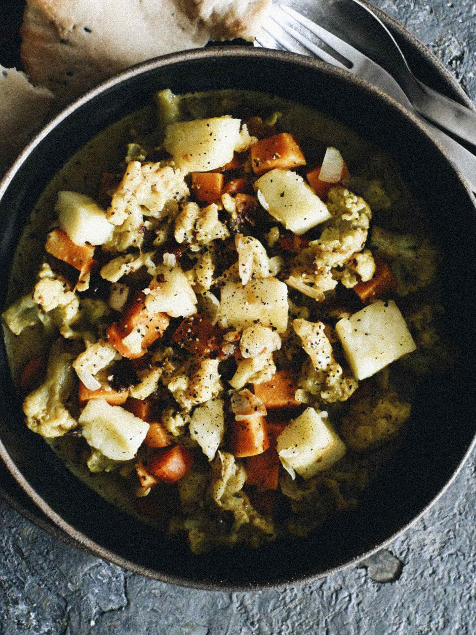 SÜSSKARTOFFEL-BLUMENKOHL CURRY MIT PANEER