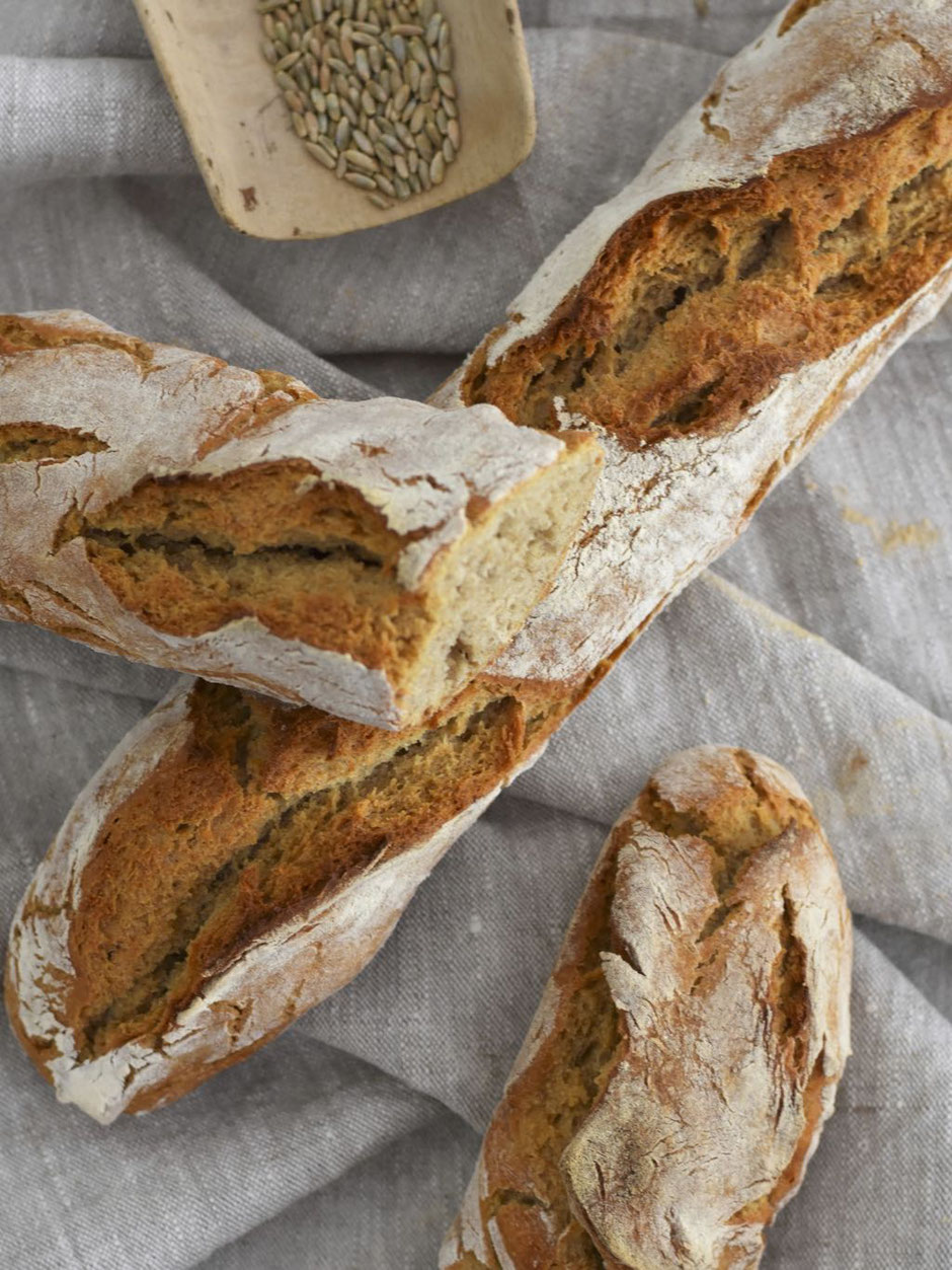 WEIZENVOLLKORN-BAGUETTE MIT WEIZENSAUERTEIG