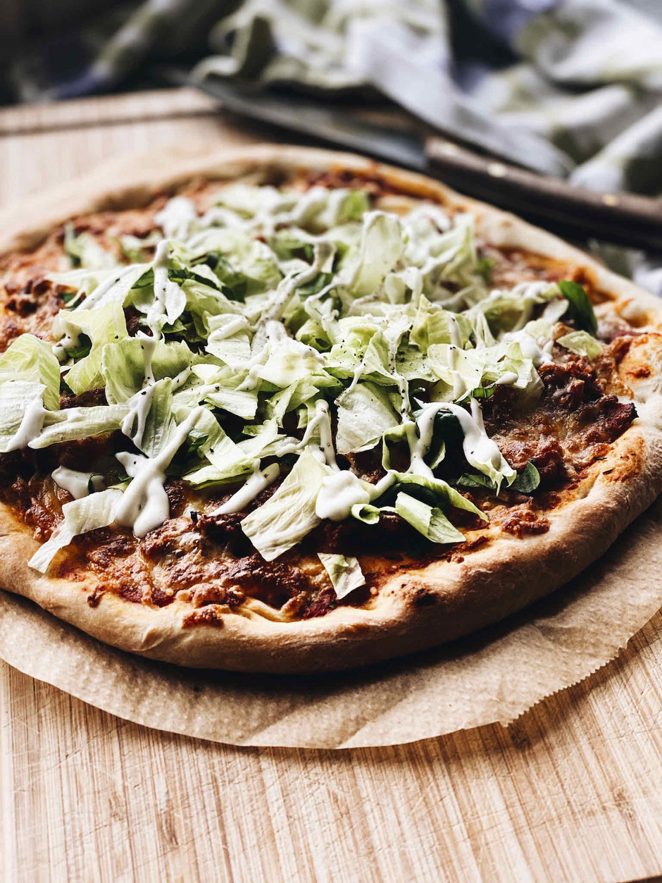 DÄNISCHE PIZZA MIT BOLOGNESE & SALAT