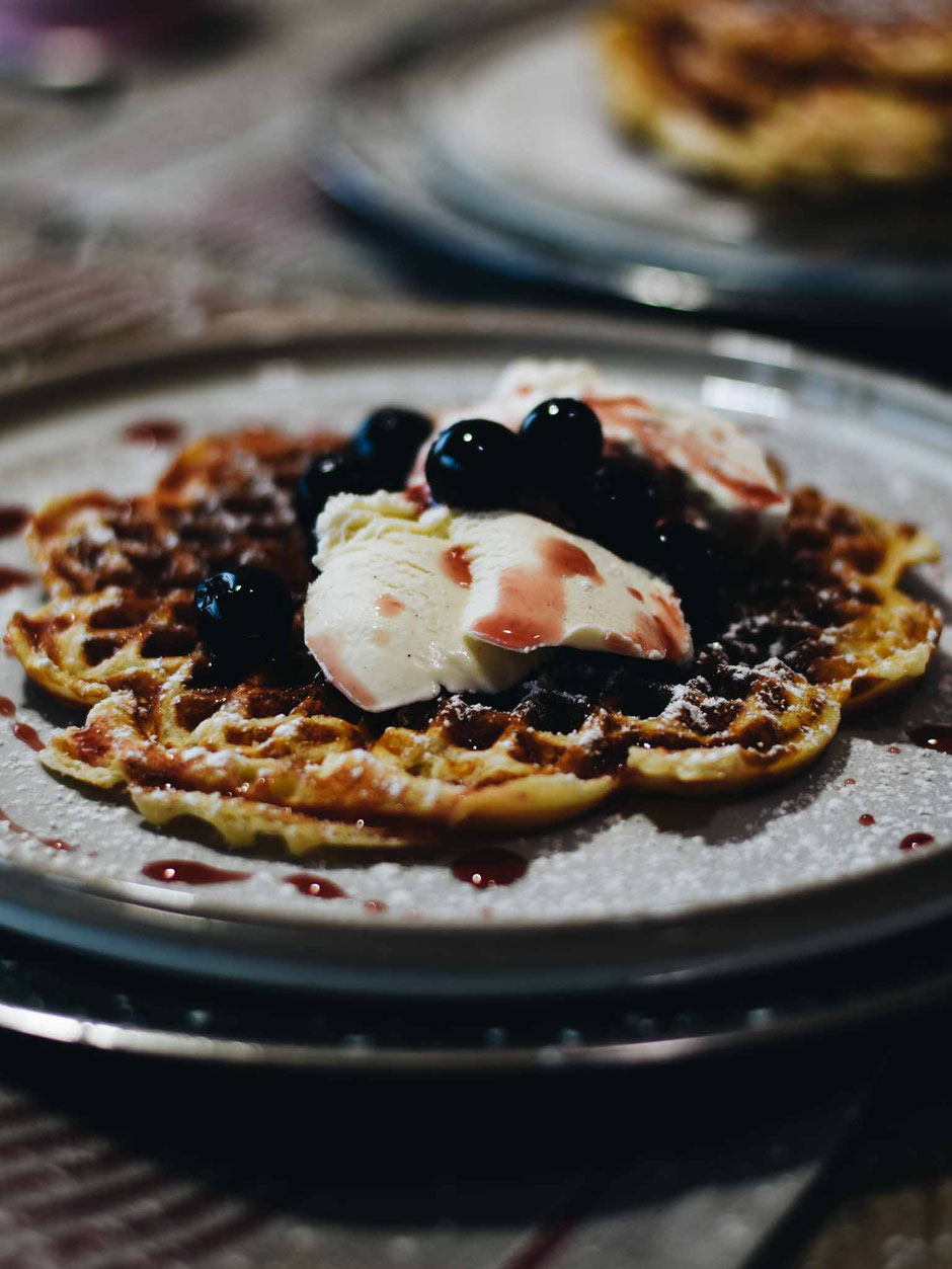 HERZWAFFELN MIT AMARENAKIRSCHEN