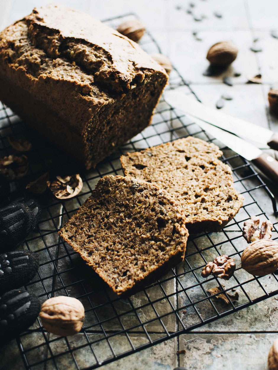 SAFTIGER KÜRBIS-WALNUSS-KUCHEN DER AUF DEM FRÜHSTÜCKS- ODER KUCHENBUFFET NICHT FEHLEN DARF UND ALS SCHNELLER RÜHRKUCHEN IN EINER KASTENFORM SEHR EINFACH ZU BACKEN IST