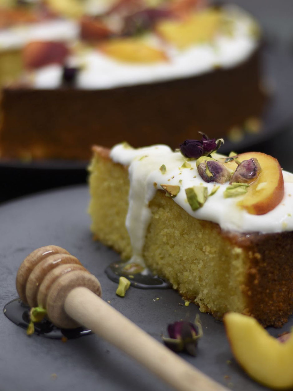 SAFTIGER PFIRSICHKUCHEN MIT POLENTA & PISTAZIEN