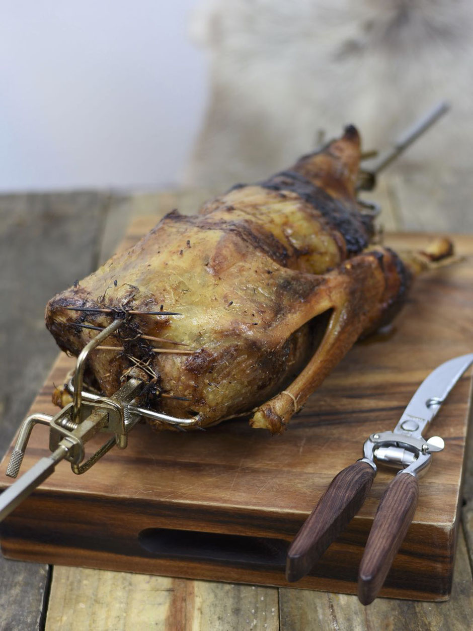 Gans vom Grill mit Rotkohl, Klößen, Extrasauce & Moosbeeren-Kompott