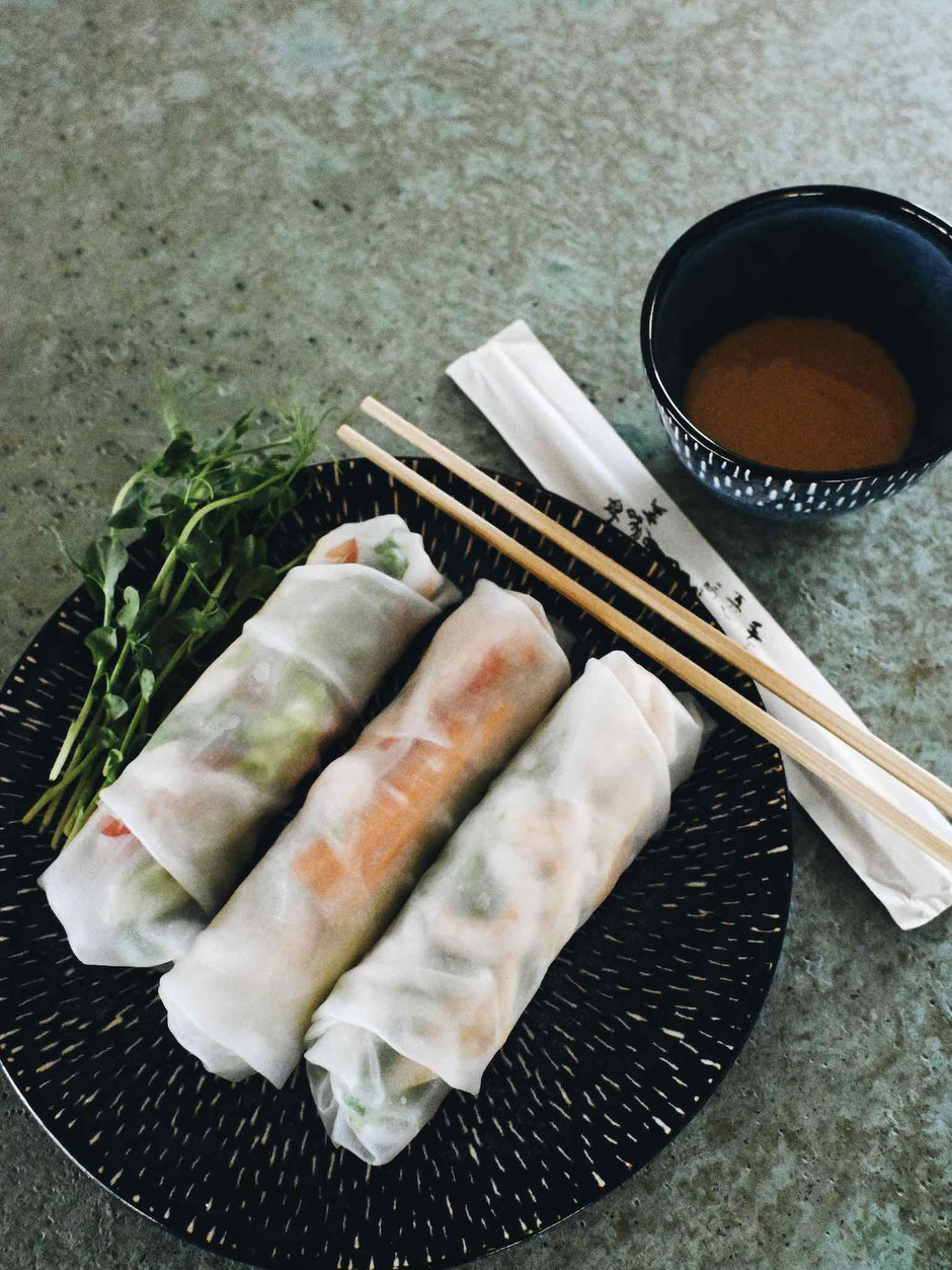 VIETNAMESISCHE SOMMERROLLEN MIT ERDNUSSSAUCE & ORIGINAL NUOC CHAM FISCHSAUCE ZUM DIPPEN