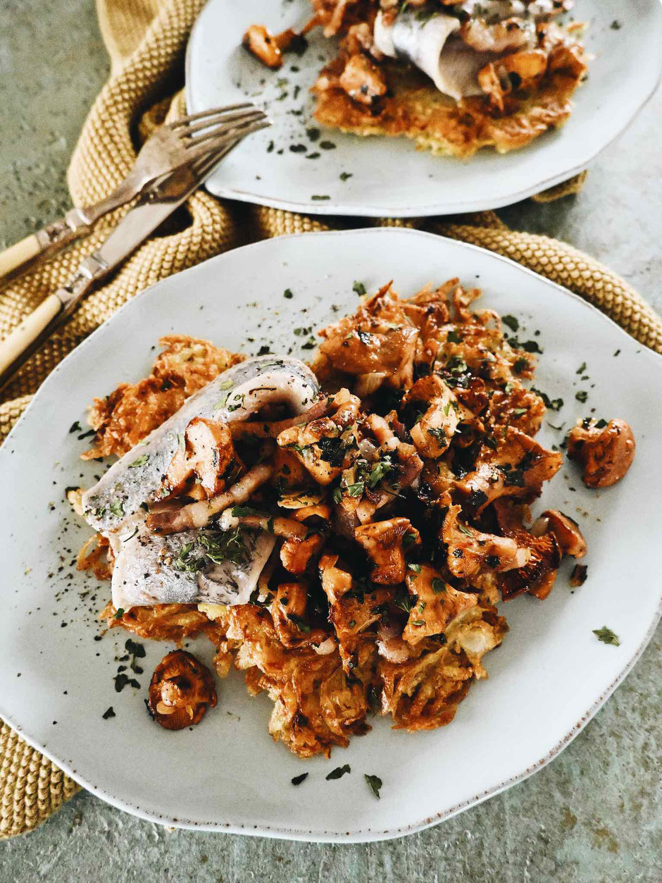 KARTOFFELPUFFER MIT MATJES & PFIFFERLINGEN IN SPECK - EINE NORDISCHE KOMBINATION, DIE DAS BESTE VOM SOMMER VEREINT