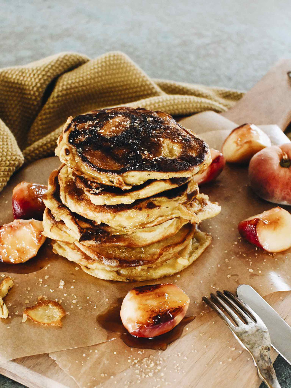 PANCAKES BASISREZEPT & KARAMELLISIERTE PFIRSICHE