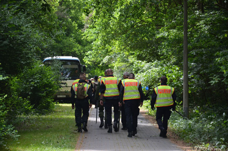 Kurz nach Ingas Verschwinden vom Wilhelmshof bei Stendal: Polizisten suchen in den angrenzenden Wäldern nach Spuren.