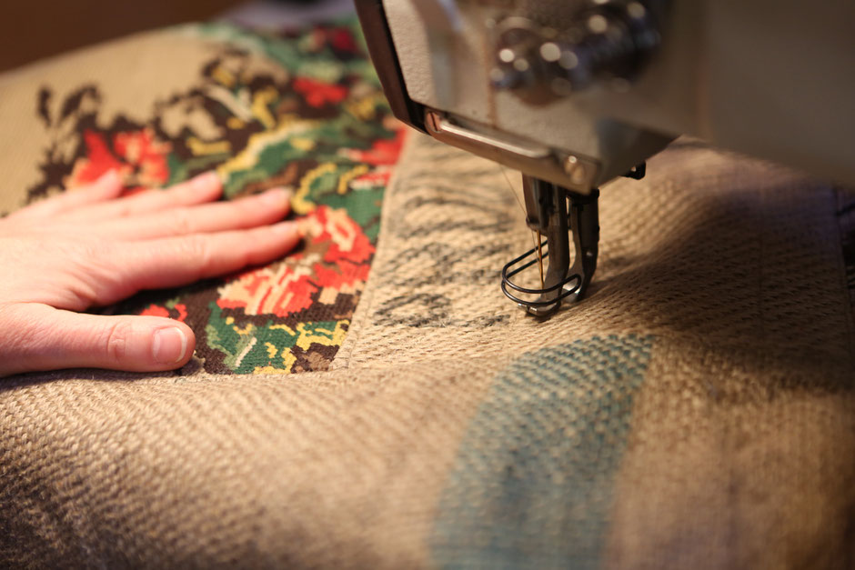 Main en train de coudre à la machine, posée sur une toile d jute et du canevas - Crédit photo Airpurstudio