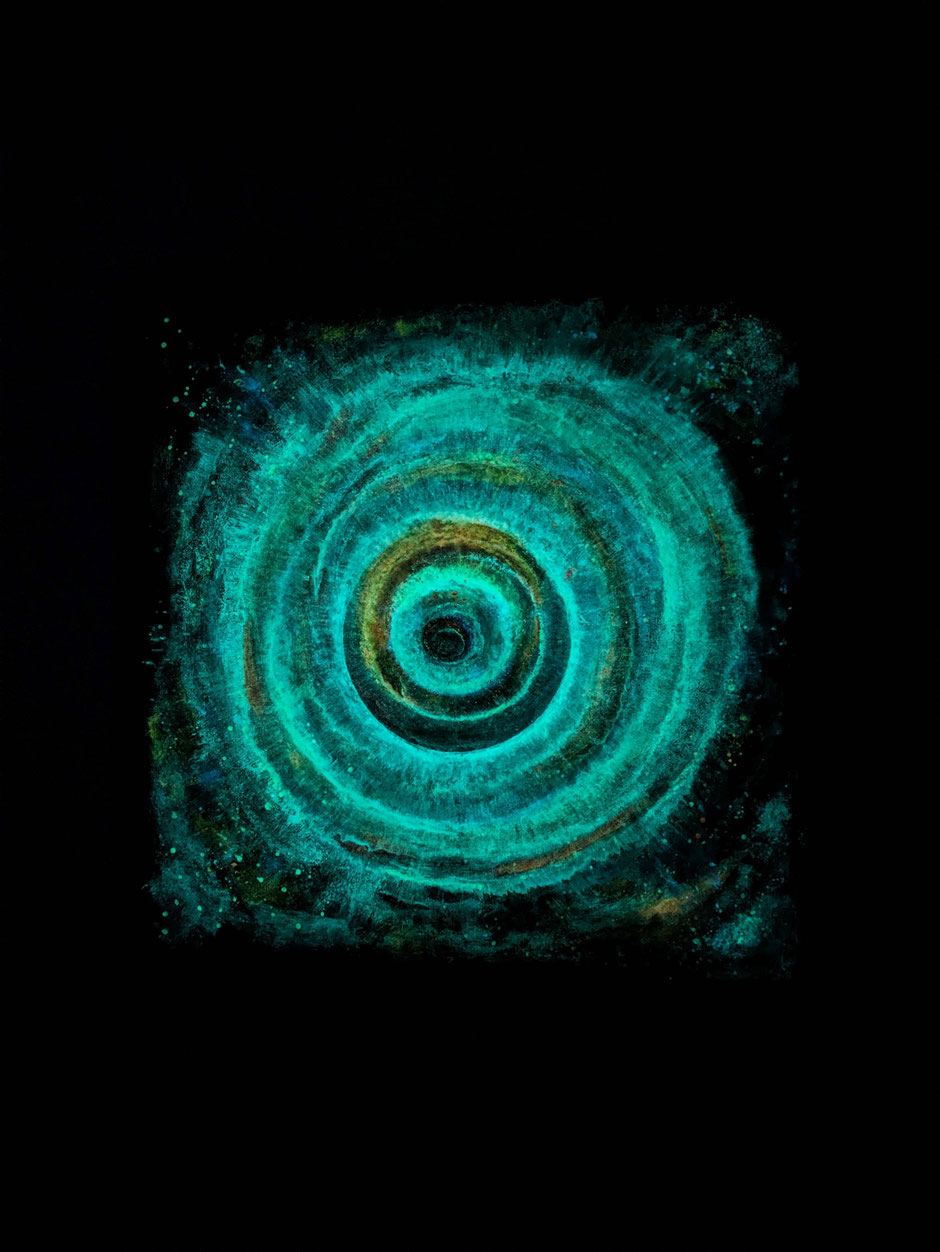 "Cosmic Energy" 80 x 80 cm, Mischtechnik auf Leinwand, 2022 im Dunkeln