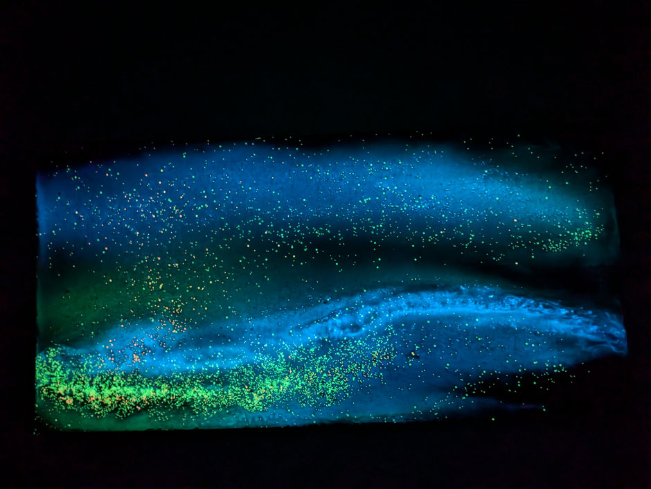"Lovely Glow" 100 x 50 cm, Mischtechnik auf Leinwand, 2025 im Dunkeln 