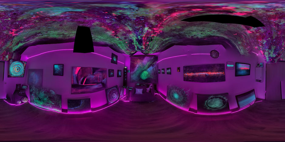 Hier siehst du meinen Präsentationsraum in 3D Rundumsicht in Schwarzlicht. Meine Kunstwerke leuchten in ihren unterschiedlichen ungiftigen Farben verstärkt unter Schwarzlicht.