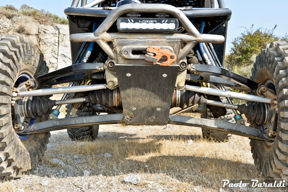 The IFS kit from Jimmys 4 × 4 with RCV series 30 joints and ARB RD99CE differential locker. The hydraulic steering system is from Howe Trophy Truck.