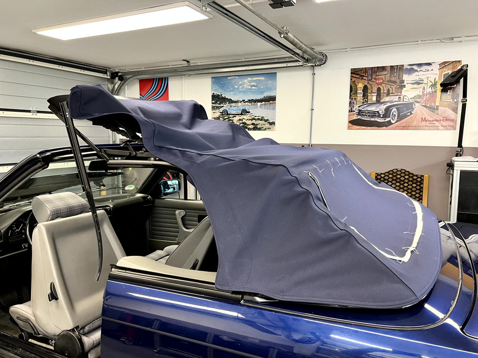 Das Verdeck eines BMW E30 wird montiert