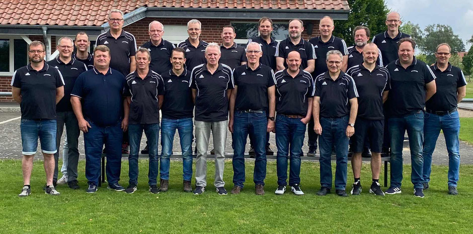 Mannschaftsfoto der "Alten Herren" aus der Fußball-Abteilung des VfL Hörste-Garfeln im Jubiläumsjahr 2022