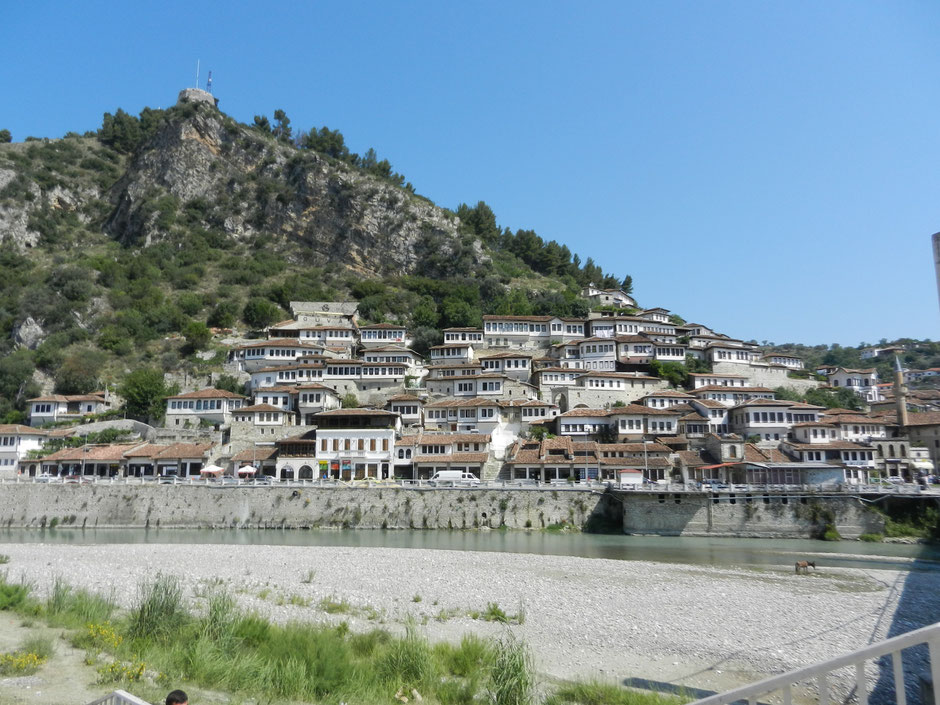 Berat. Blick auf die Altstadt und den Burgberg