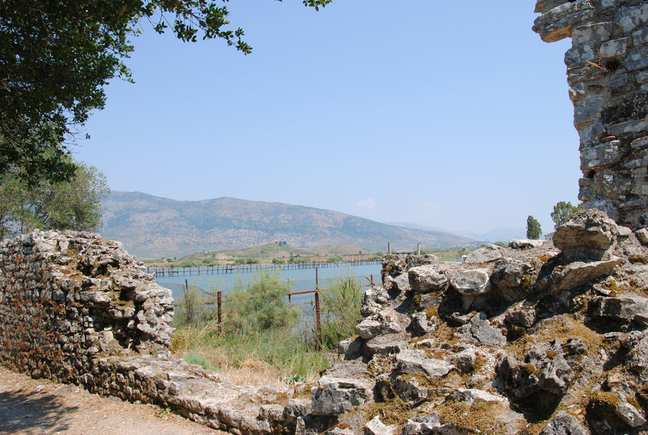 Butrint. Blick vom Ausgrabungsgelände auf den Butrintsee