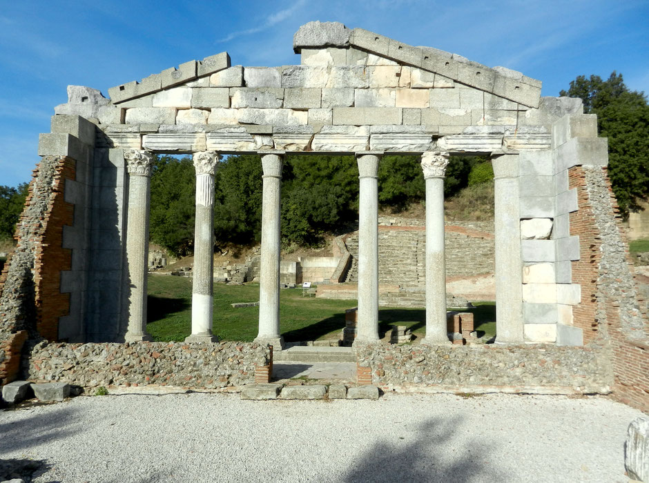 Apollonia. Blick vom inneren des Bouleuterions auf das Odeion