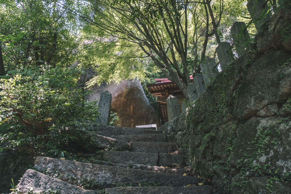 八景山(みやこ町)護国神社の奥に続く石段