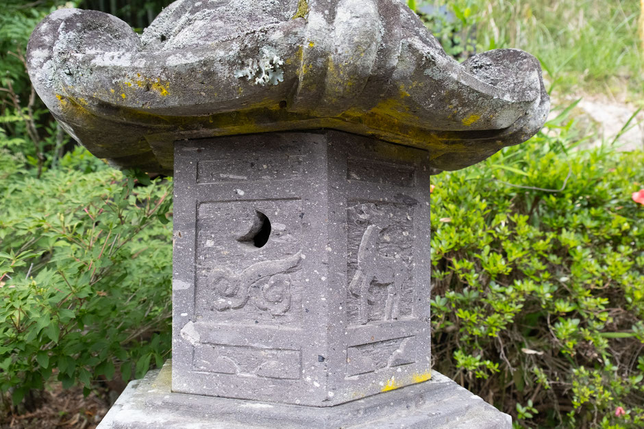 鹿と雲と月の灯籠は春日灯籠?右三つ巴紋と藤原氏の関係とは