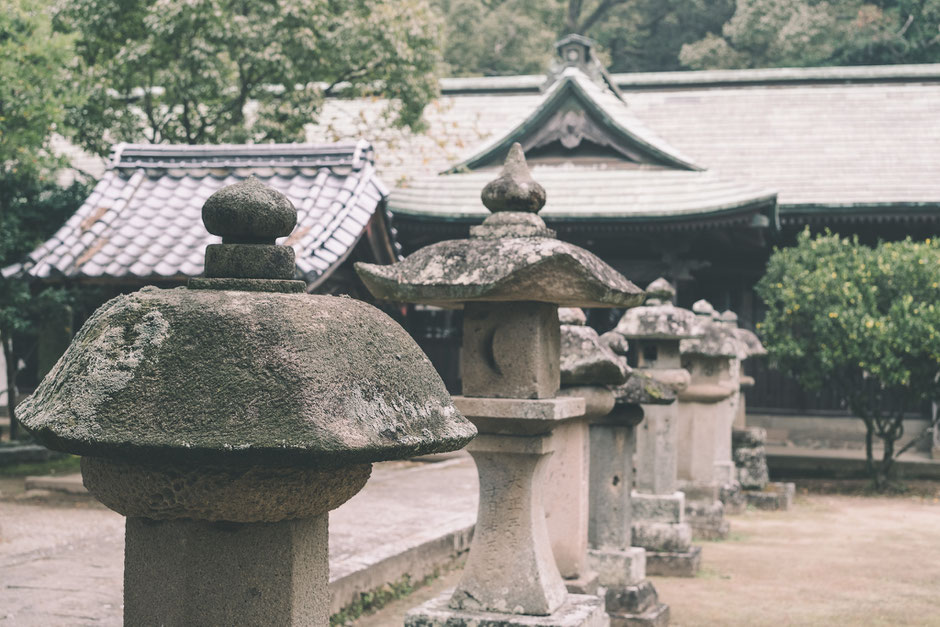 かつて海の中にあった八幡社? 豊後高田市「別宮八幡社」石灯籠
