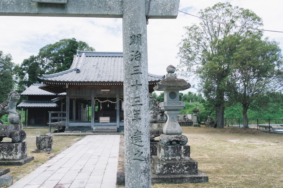 宇佐市下拝田の鳥居には「明治十三年」と刻まれていた