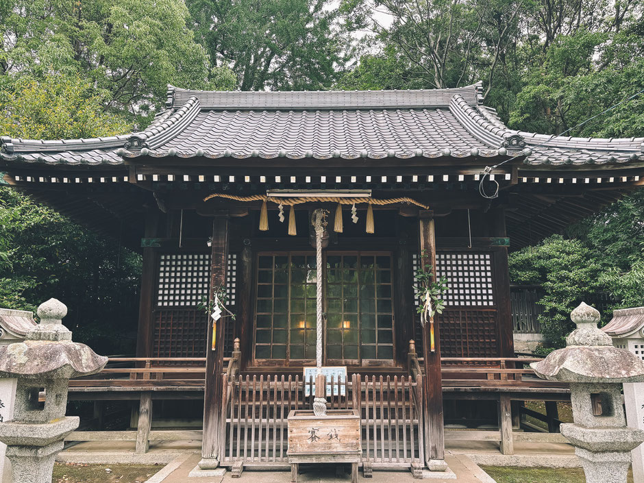 中津城の城井神社で右三つ巴紋(と右向きの卍)を見つけました_屋根に右卍