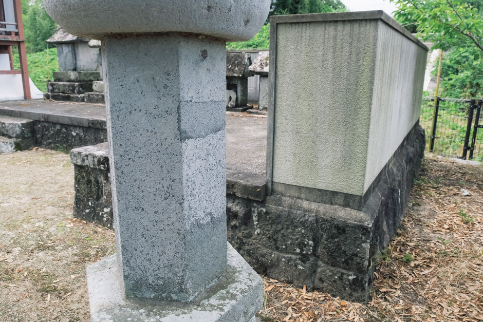 宇佐市下拝田 貴船神社 右三つ巴紋がある石灯籠