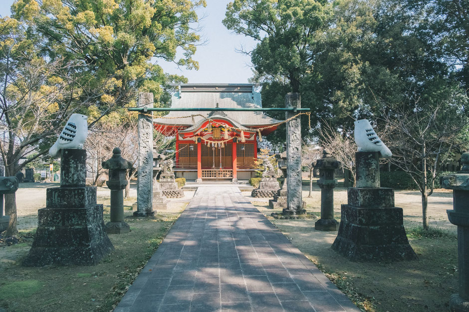 【うきは市浮羽町西隈上】正八幡宮(隈上正八幡宮)拝殿の手前の二本の石柱