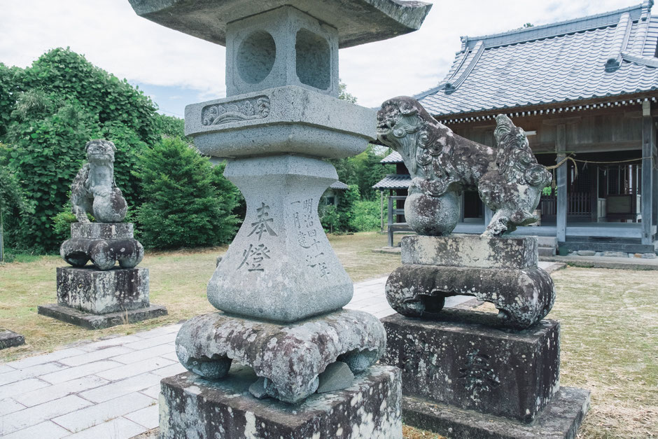宇佐市下拝田 貴船神社 石灯籠「明治四十一年」燈籠の下部と年代が違う?