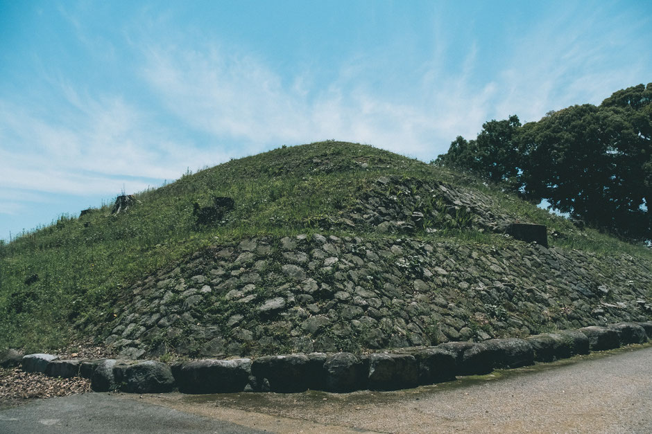 甲塚古墳(みやこ町)を歩く。九州最大級方墳。ピラミッドみたいな形