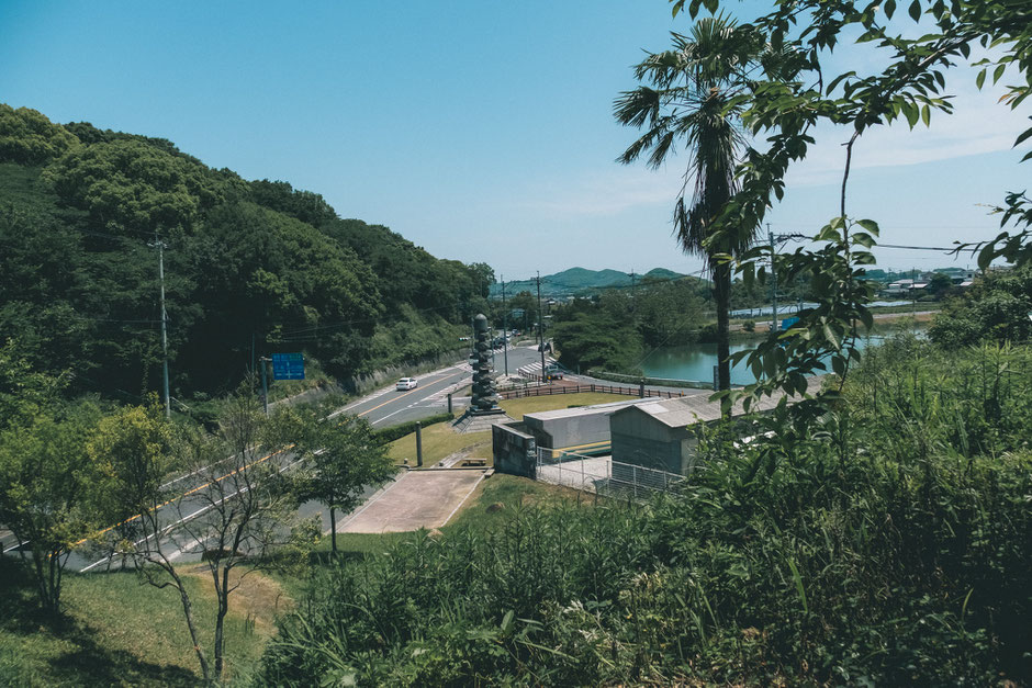 甲塚古墳(みやこ町)を歩く。九州最大級方墳の下側には長養池。向かい側の山は八景山