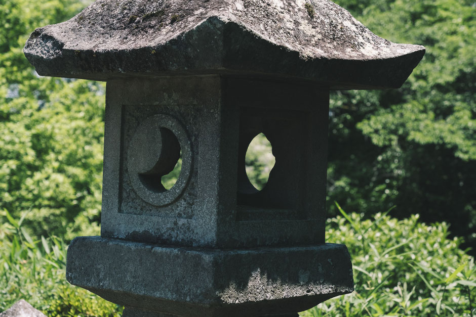 八景山(みやこ町)月と太陽の石灯籠