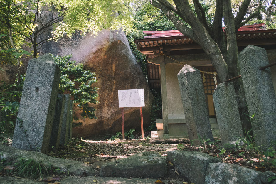 八景山(みやこ町)、護国神社の奥で見た巨石の磐座「太祖神社」