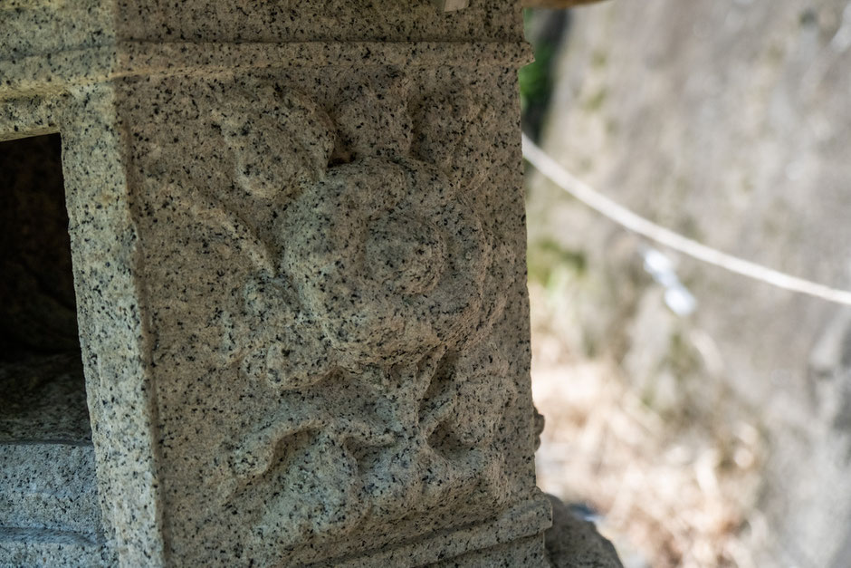 【宇佐市安心院町】里の駅近くの貴船神社(戸方)で見つけた春日燈籠の跡 椿?