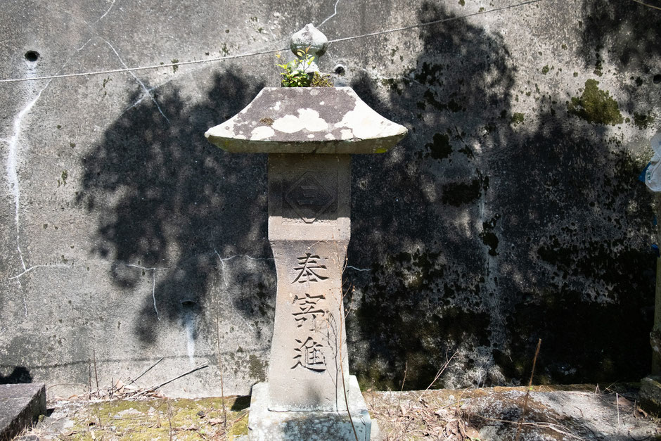 【宇佐市安心院町】里の駅近くの貴船神社(戸方)石灯籠