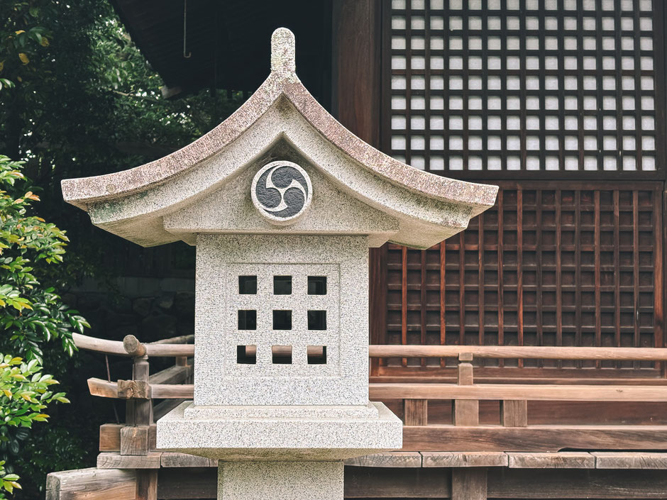 中津城の城井神社で右三つ巴紋(と右向きの卍)を見つけました_左側の石灯籠
