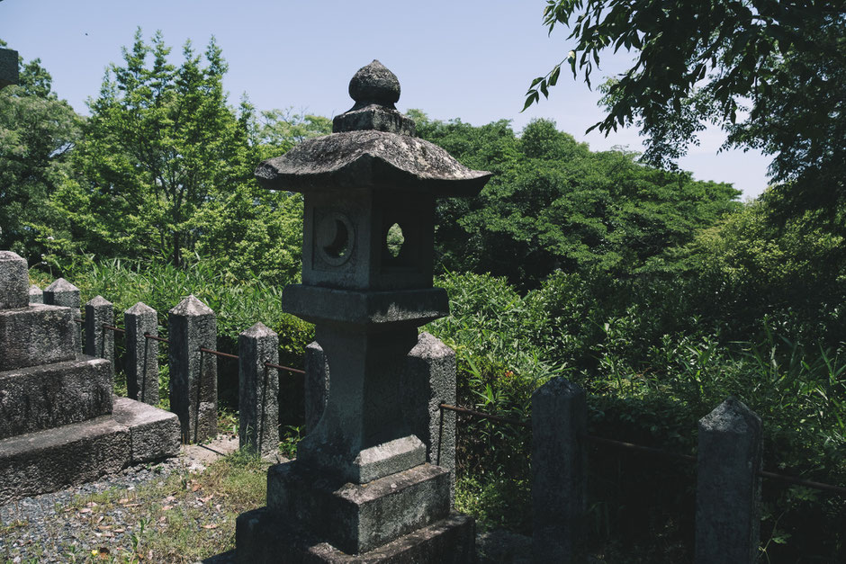 八景山(みやこ町)石灯籠