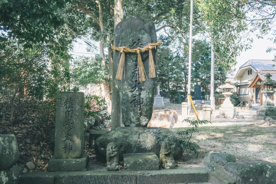 【うきは市浮羽町西隈上】正八幡宮(隈上正八幡宮) 猿田彦大神の石碑と小さな狛犬