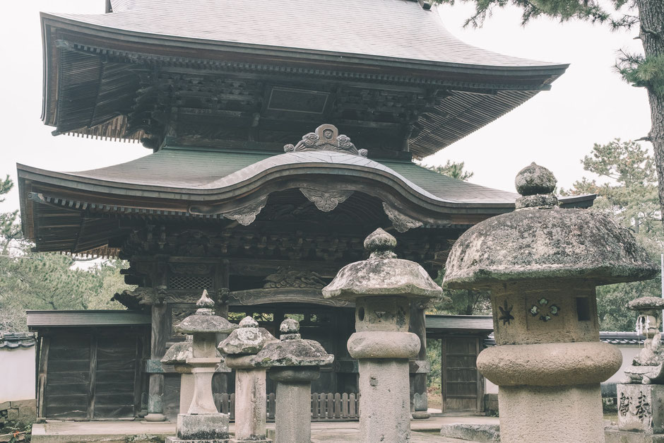 かつて海の中にあった八幡社? 豊後高田市「別宮八幡社」楼門