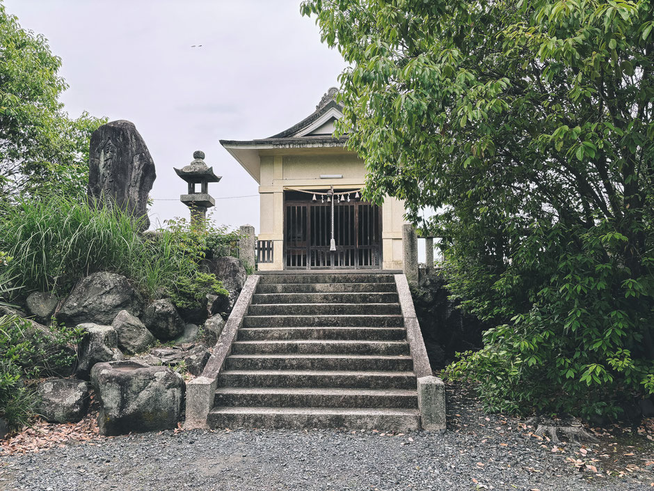 中津城の城井神社で右三つ巴紋(と右向きの卍)を見つけました_金毘羅