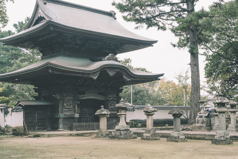 かつて海の中にあった八幡社? 豊後高田市「別宮八幡社」楼門と石灯籠