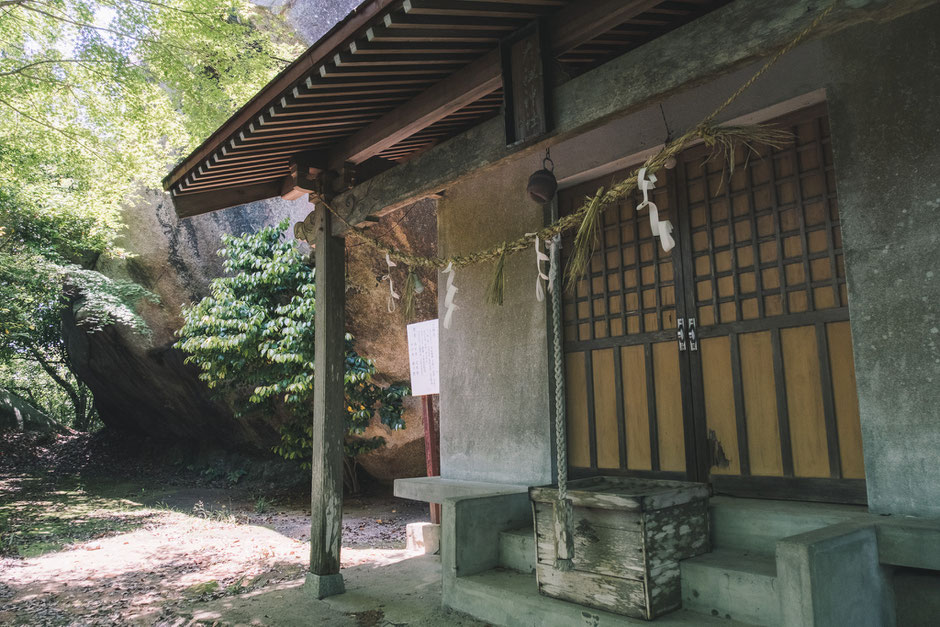 八景山(みやこ町)、護国神社の奥で見た巨石の磐座「太祖神社」