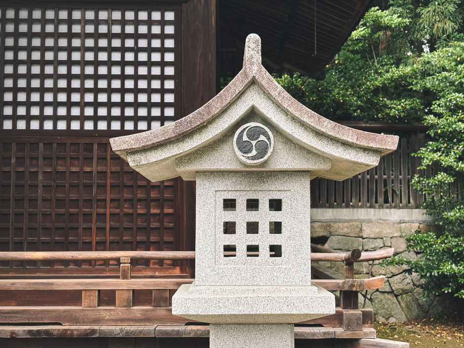 中津城の城井神社で右三つ巴紋(と右向きの卍)を見つけました_右側の石灯籠