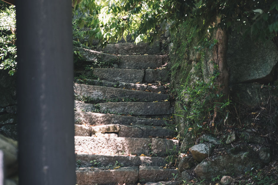 八景山(みやこ町)護国神社の奥に続く石段