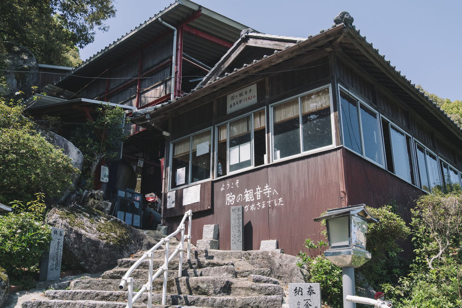 【難病平癒の観音様】福岡県みやこ町「胸の観音」山頂の建物