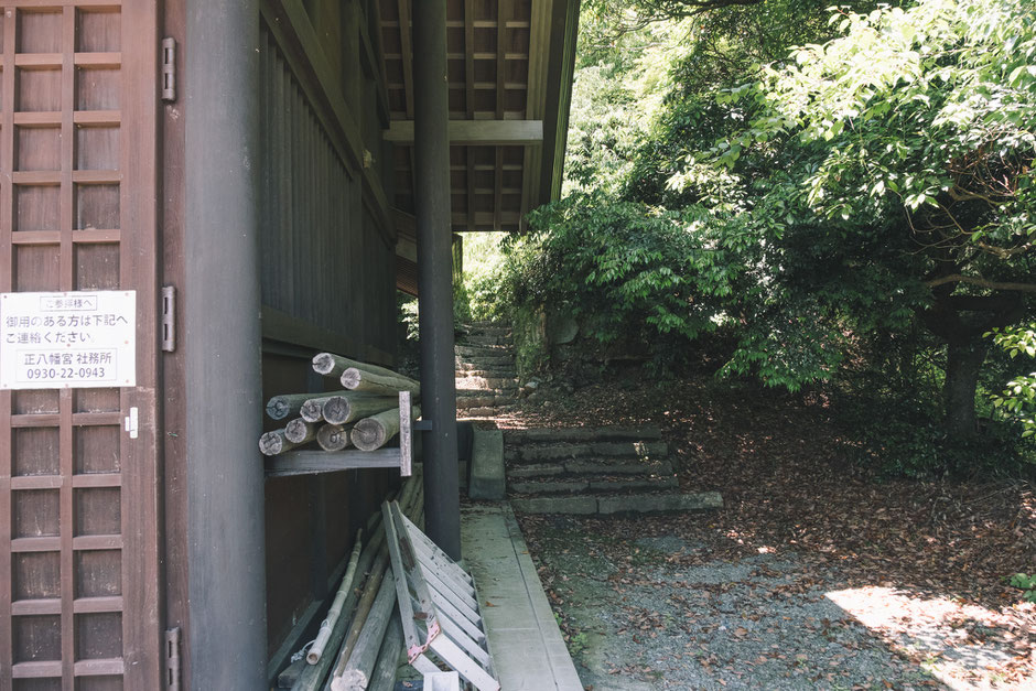 八景山(みやこ町)護国神社のサイドに、奥へと続く階段あり