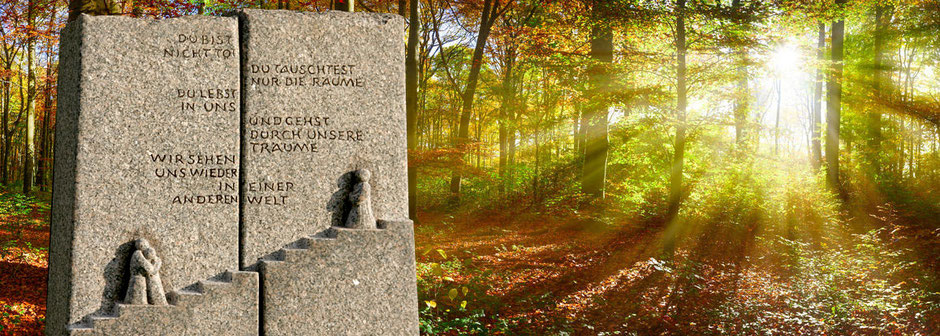 Arne Breininger, Steinmetzmeister aus Düsseldorf zeigt hier ein Ornamente und im Hintergrund ein Bild von einem Wald